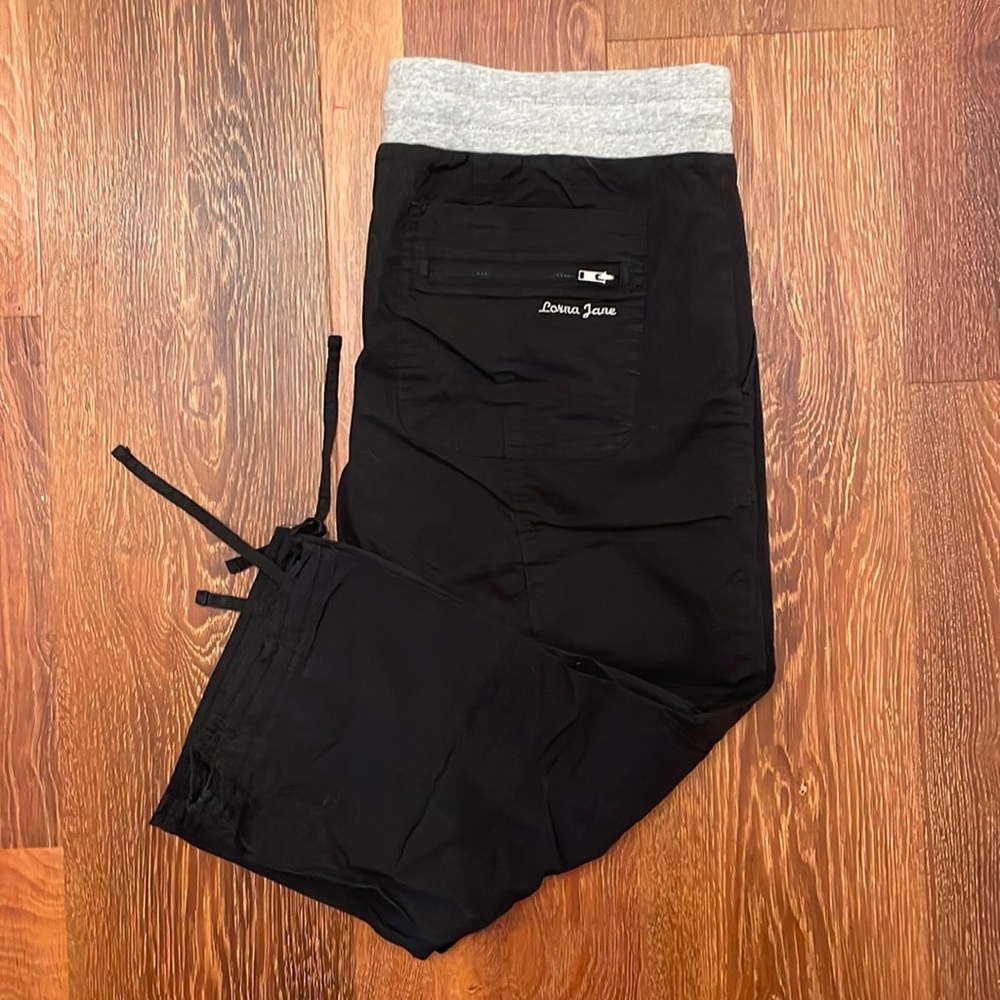 Lorna Jane black capri length pant